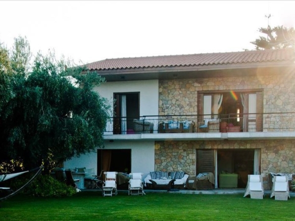 Livanates Seafront Residence
