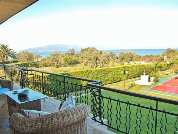 Livanates Seafront Residence