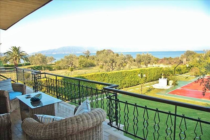 Livanates Seafront Residence