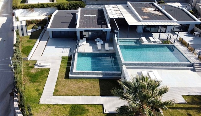 Seafront Villas in Thymari